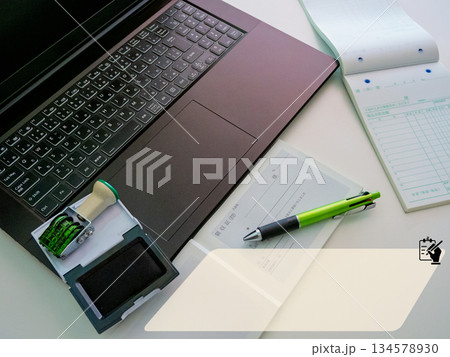 ノートパソコン、請求書、納品書、ペン ノートパソコン、請求書、納品書、ペン 134578930
