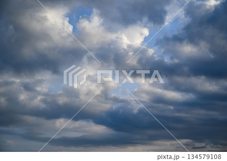 雲のすき間から見る青空 134579108