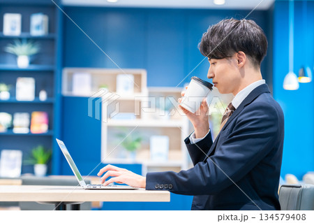 オフィスで働く若いビジネスマン オフィスで働く若いビジネスマン 134579408