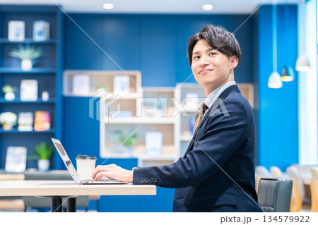 オフィスで働く若いビジネスマン オフィスで働く若いビジネスマン 134579922