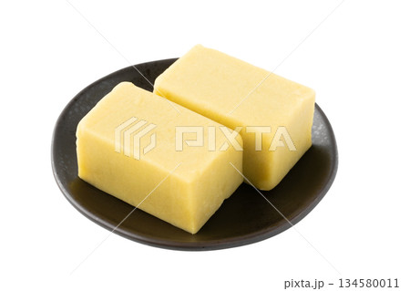 透明背景（png）にお皿に載せた芋羊羹 134580011