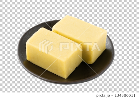 透明背景（png）にお皿に載せた芋羊羹 134580011