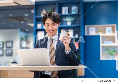 オフィスで働く若いビジネスマン 134580017