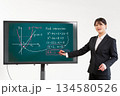 電子黒板を使って授業をする若い女性教師 134580526