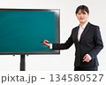 電子黒板を使って説明するスーツの女性 134580527