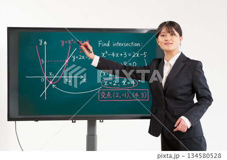 電子黒板を使って授業をする若い女性教師 電子黒板を使って授業をする若い女性教師 134580528