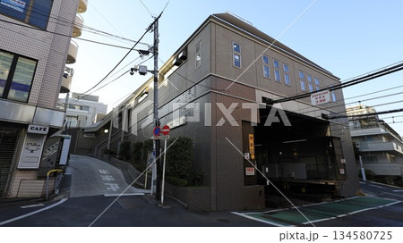 京王井の頭線の神泉駅駅舎 京王井の頭線の神泉駅駅舎 134580725