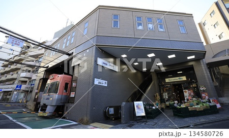 京王井の頭線の神泉駅、エスカレーターが設置された北口と駅を出発しようとしている電車 京王井の頭線の神泉駅、エスカレーターが設置された北口と駅を出発しようとしている電車 134580726