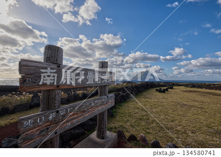 八丈島・南原千畳岩海岸と八丈小島を望む溶岩海岸の風景 134580741