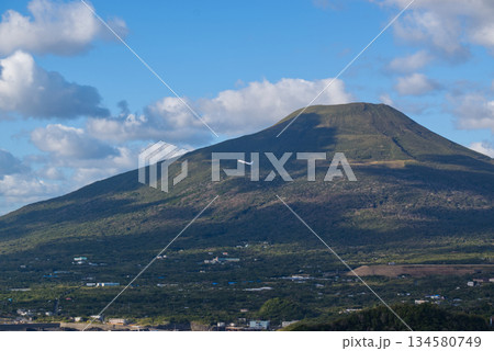八丈富士を背景に飛び立つ旅客機 大坂トンネル展望台から望む八丈島の風景 八丈富士を背景に飛び立つ旅客機 大坂トンネル展望台から望む八丈島の風景 134580749