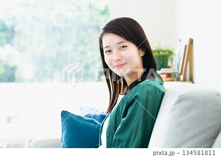 リビングでくつろぐ若い女性 リビングでくつろぐ若い女性 134581811