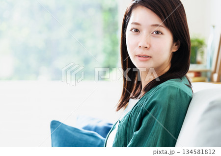 リビングでくつろぐ若い女性 134581812