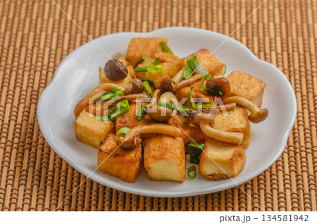 厚揚げとシメジのバター醬油炒め 134581942