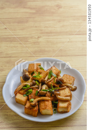 厚揚げとシメジのバター醬油炒め 厚揚げとシメジのバター醬油炒め 134581950