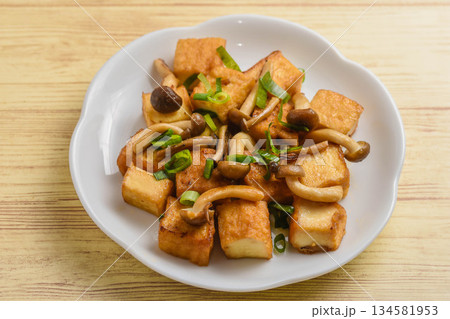 厚揚げとシメジのバター醬油炒め 134581953