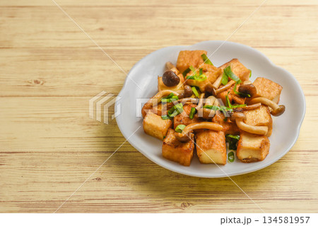 厚揚げとシメジのバター醬油炒め 134581957