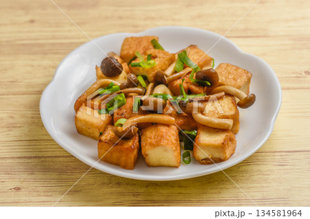 厚揚げとシメジのバター醬油炒め 134581964