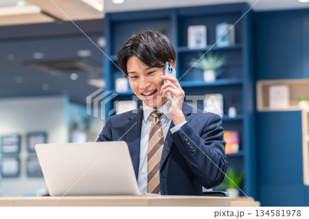 オフィスで働く若いビジネスマン 134581978