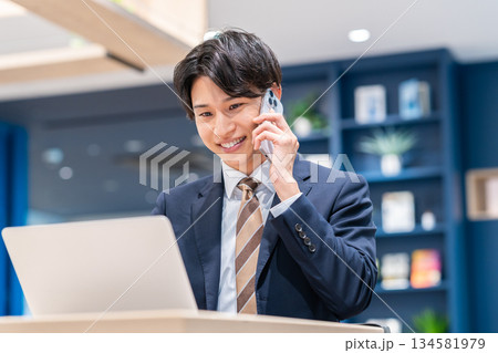 オフィスで働く若いビジネスマン オフィスで働く若いビジネスマン 134581979