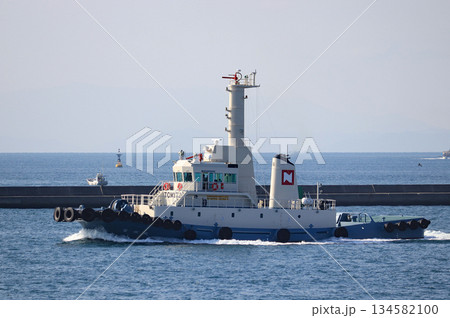 帰港するタグボート 134582100