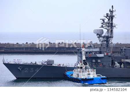 入港してきた護衛艦 入港してきた護衛艦 134582104