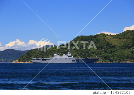 来島海峡を航行する海上自衛隊の護衛艦 134582105