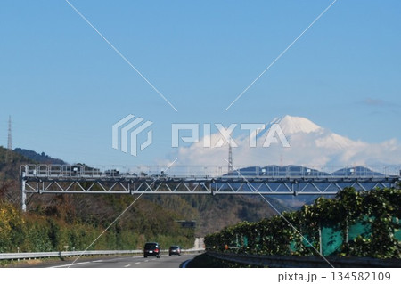 東名高速道路からの「富士山」 東名高速道路からの「富士山」 134582109