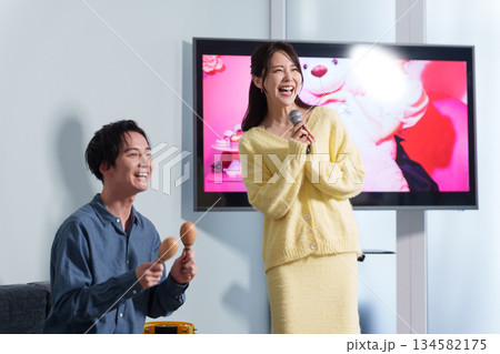 カラオケデートをするカップル 134582175