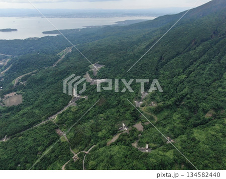 桜島の荒々しい土石流の侵食溝の空撮 134582440