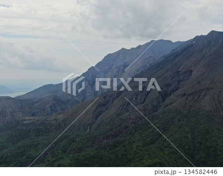 桜島南岳中腹から望む荒々しい稜線の空撮 桜島南岳中腹から望む荒々しい稜線の空撮 134582446
