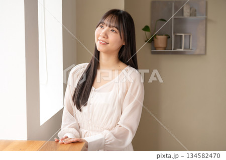 窓から外を見る女性 窓から外を見る女性 134582470
