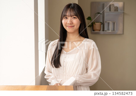 カメラ目線で話す女性 134582473