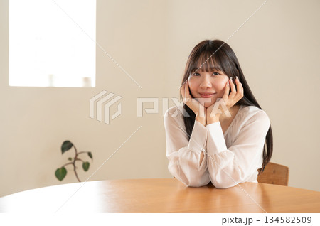 頬杖をつく女性 頬杖をつく女性 134582509