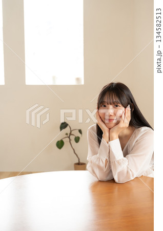 頬杖をつく女性 頬杖をつく女性 134582513