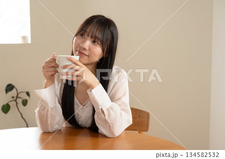 カフェでコーヒーを飲む女性 134582532