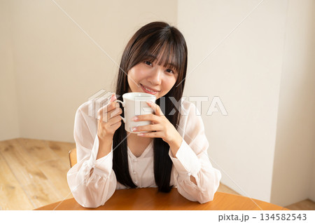 コーヒーを飲む女性 134582543