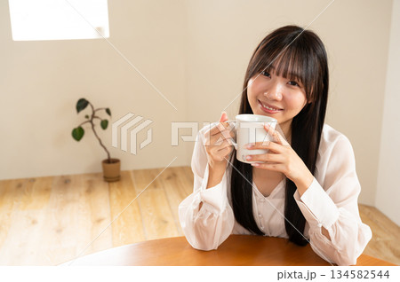 コーヒーを飲む女性 コーヒーを飲む女性 134582544