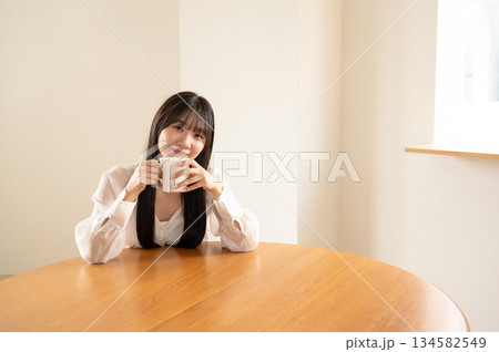 カフェでくつろぐ若い女性 カフェでくつろぐ若い女性 134582549