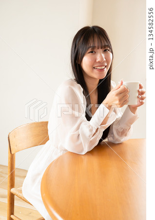 コーヒーを飲む女性 134582556