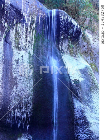 冬の由布川渓谷（由布市・縦構図） 134582769