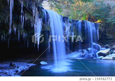 冬の鍋ヶ滝（熊本県小国町） 134582771