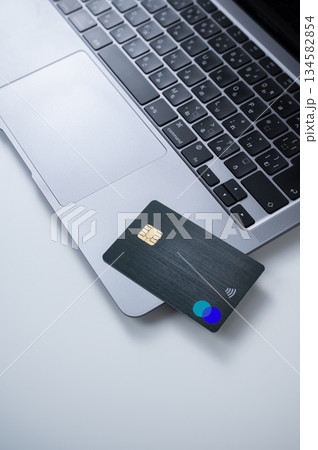 クレジットカードとノートパソコン 134582854