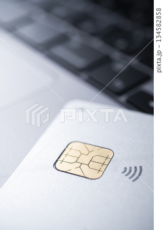 クレジットカードのICチップ 134582858