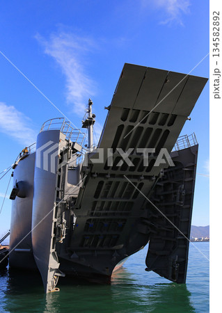 船首ランプ開閉中の輸送艦 船首ランプ開閉中の輸送艦 134582892