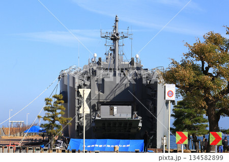 船首ランプ開の輸送艦 134582899