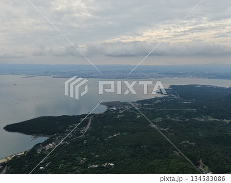 鹿児島市桜島の224号線沿いの海岸線の空撮 134583086
