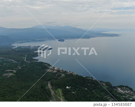 鹿児島市桜島の224号線沿いの海岸線の空撮 134583087