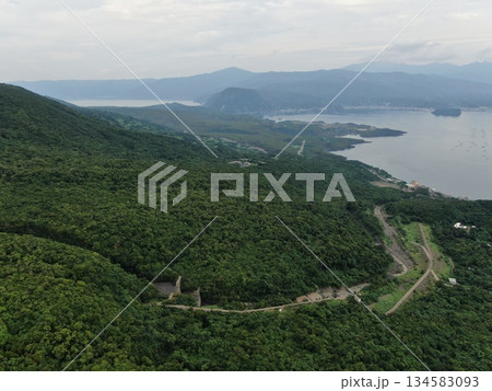 鹿児島市桜島の224号線海岸沿いの空撮 鹿児島市桜島の224号線海岸沿いの空撮 134583093
