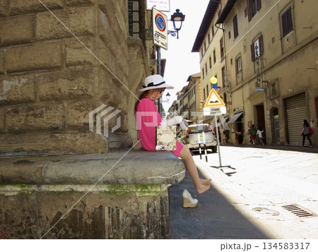 旅する女性の旅情風景　フィレンツェの街角で歩き疲れを癒す時｜広告・パンフレット用素材 134583317