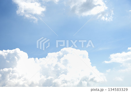 白く美しい夏の雲空 白く美しい夏の雲空 134583329